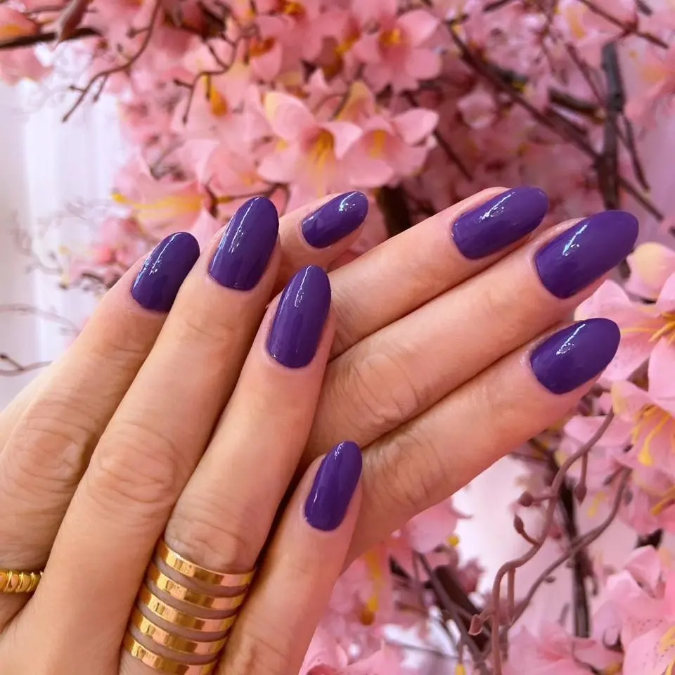 Unhas na cor uva