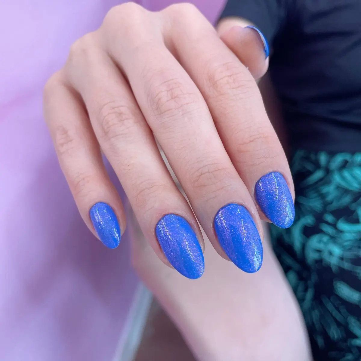 Unhas na cor azul royal