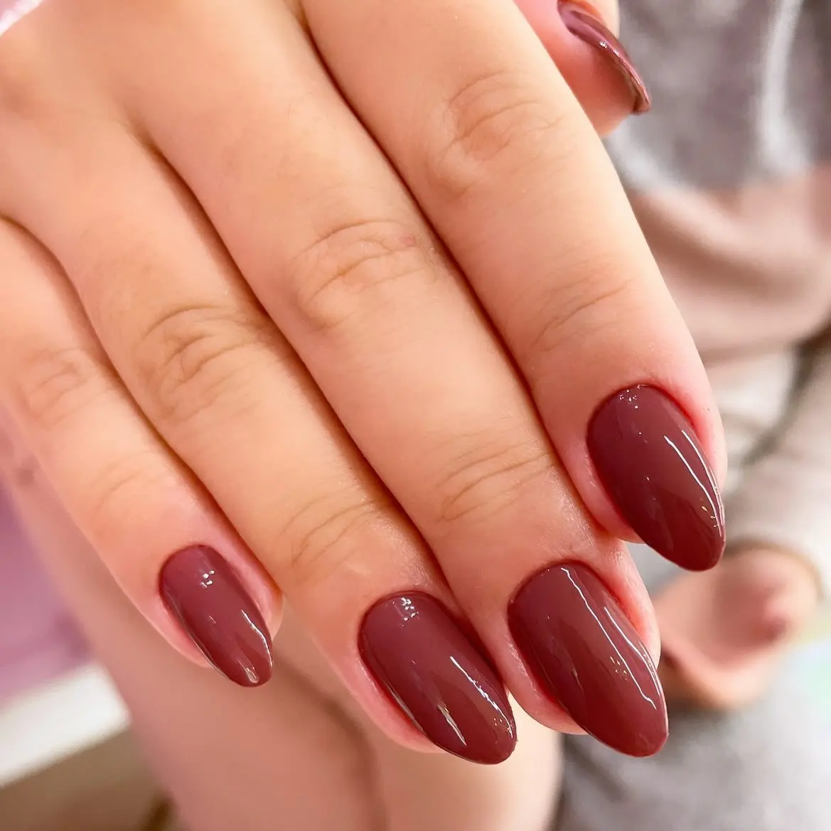 Unhas na cor marsala