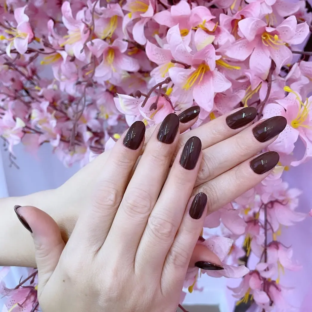 Unhas na cor chocolate