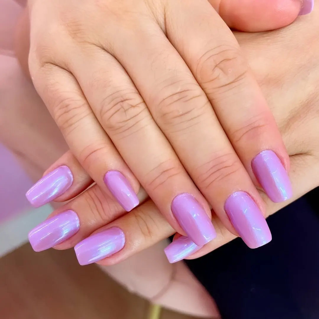 Unhas na cor lilas perolado